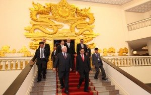 Martinelli returns from Vietnam Panama President Martinelli returns from Vietnam to sign law repealing land sales in Colon
